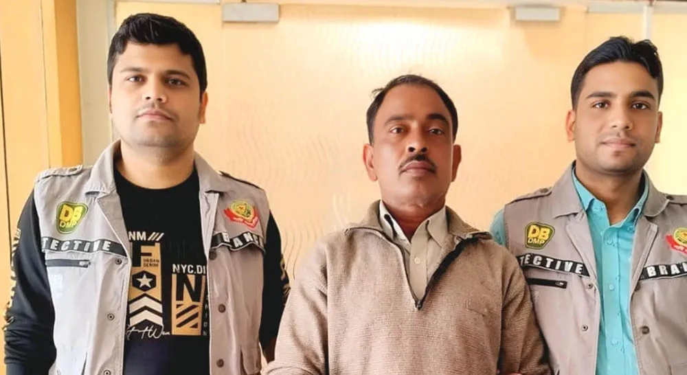 রাজধানীতে বাস থেকে দুটি বিদেশি পিস্তল ও ২১ রাউন্ড গুলি উদ্ধার